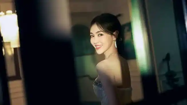 原创唐嫣分享美照白色高叉礼服宛如新娘黑色长裙英姿飒爽