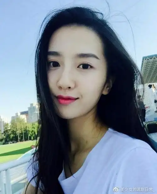 希望许龄月和男朋友幸福快乐,也期待许龄月带给观众更多精彩的作品.