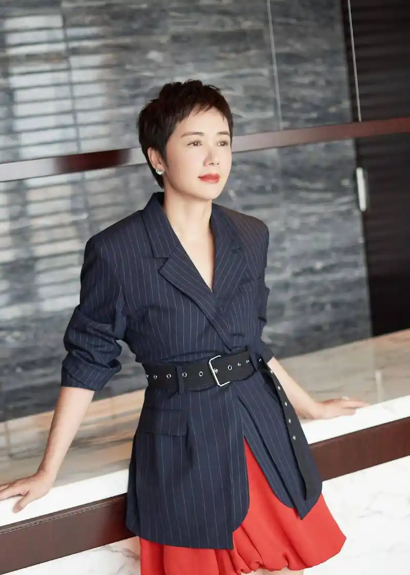 原创54岁蒋雯丽穿赫本风连衣裙气质高贵让人惊艳真是美得不像话