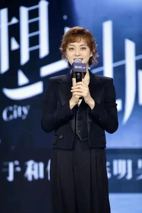 孙俪换发型回20岁?短发小卷毛挑染甜美又仙