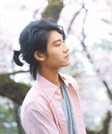 男生后面小辫子发型 男生可以扎辫子的发型