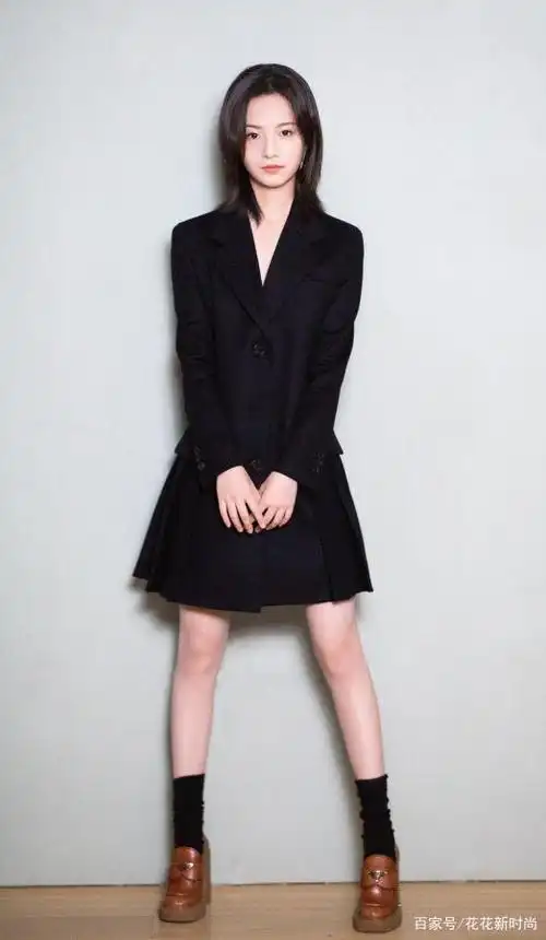 不吸烟的李庚希瘦太多,长袜直接掉成"堆堆袜",这腿细得惊人