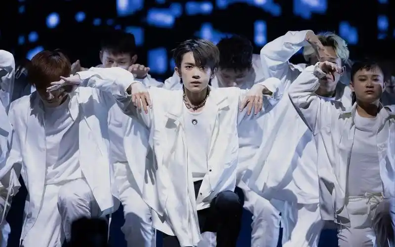 易烊千玺舞蹈踩点换装混剪,弟弟是节奏大师吧!