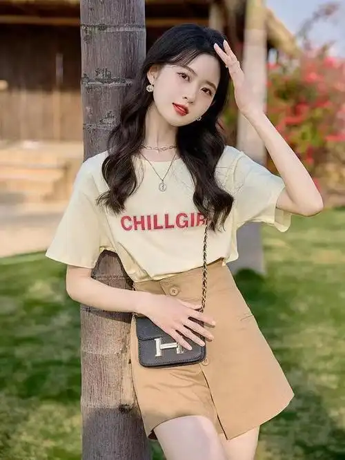 简单百搭的短袖t恤夏季时尚穿搭思路照着穿大方又显气质