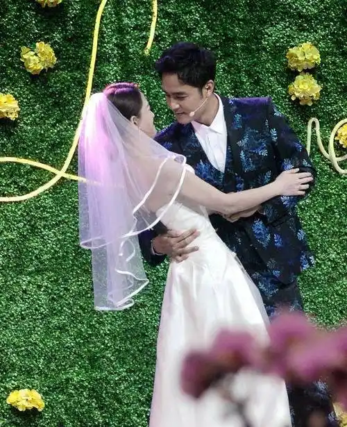 原创明道一家三口罕见同框妻子发福变中年妈妈儿子正脸首次曝光