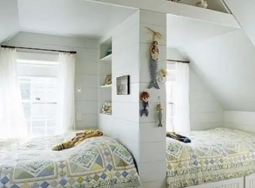 上图中床铺的中间设计了一个小小的楼梯式隔断,既可以摆放装饰物