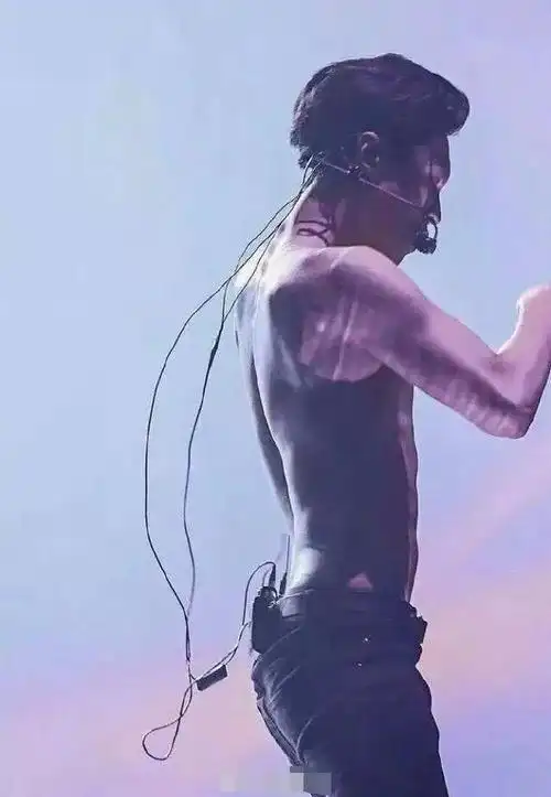 再来一张张艺兴光着上半身的侧面照,感受到肌肉的线条了吗?