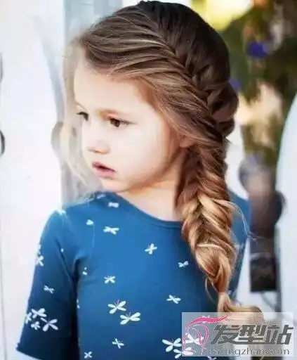 小女孩简单编发发型甜美俏皮变身小公主