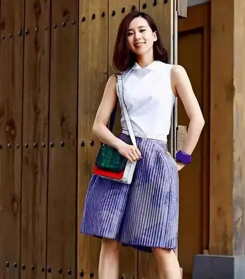 分享至好友和朋友圈 穿衣搭配的学问一直是我们看明星的一个方面,在