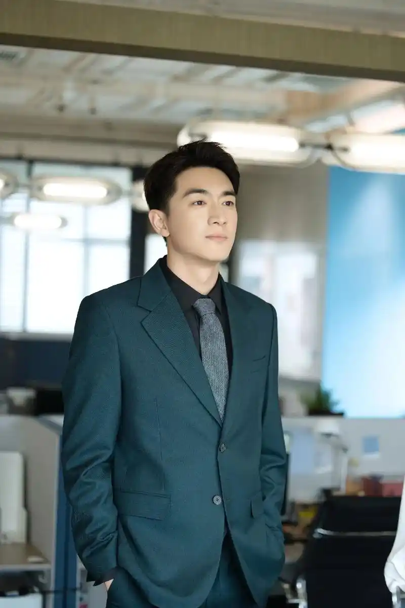 新哥西装杀硬帅,终于渡劫归来#九亿少女的梦林更新 #林更新 - 抖音