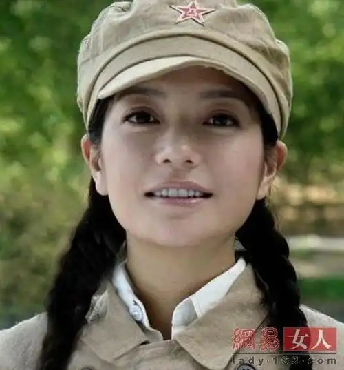 不爱红装爱武装 女星们的军装造型年轻的韩红也曾经有过带上黑墨镜,身