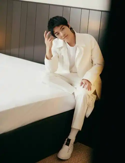 原创华晨宇亮黄色长袖搭配马甲亮相活动一头干练的发型尽显少年范