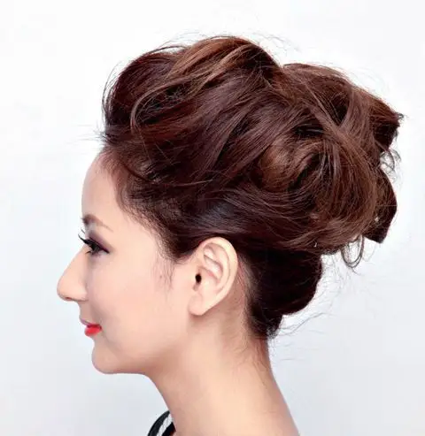 无刘海精致高盘发发型,通过无刘海的大气蓬松梳发方式,提高女生的华丽