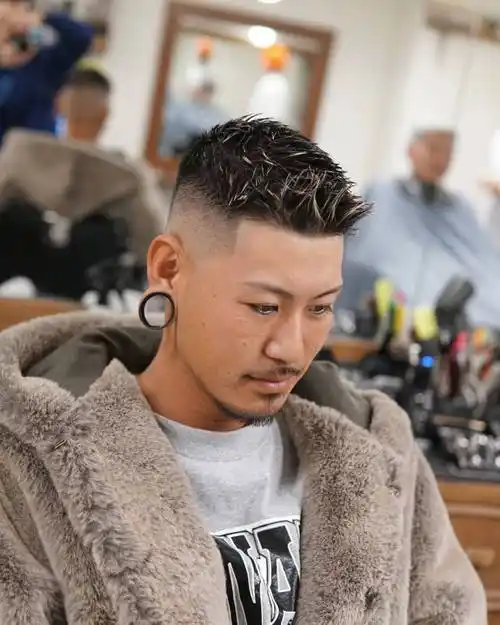 两侧铲短男士飞机头发型,立体时尚很有型,剪完很帅气