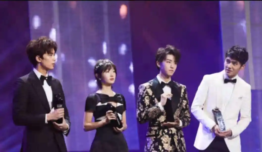 刘昊然军训后遗症,与王俊凯吴磊罕见养眼同框