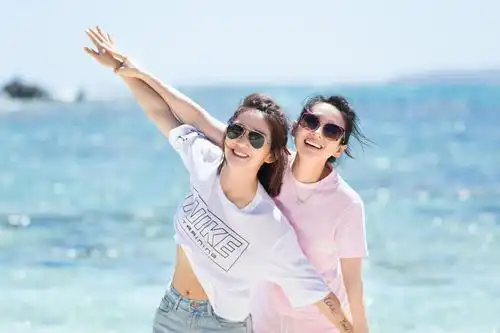 章子怡一掌把谢娜拍飞!随后两人又比心这是咋了?