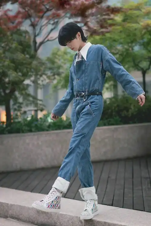 华晨宇近日亮相风潮新秀场活动牛仔工装连体裤时尚休闲有型