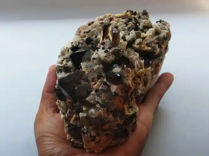 天然石榴石茶色水晶烟晶钠长石矿物标本晶体晶簇宝石原石原矿石-石器