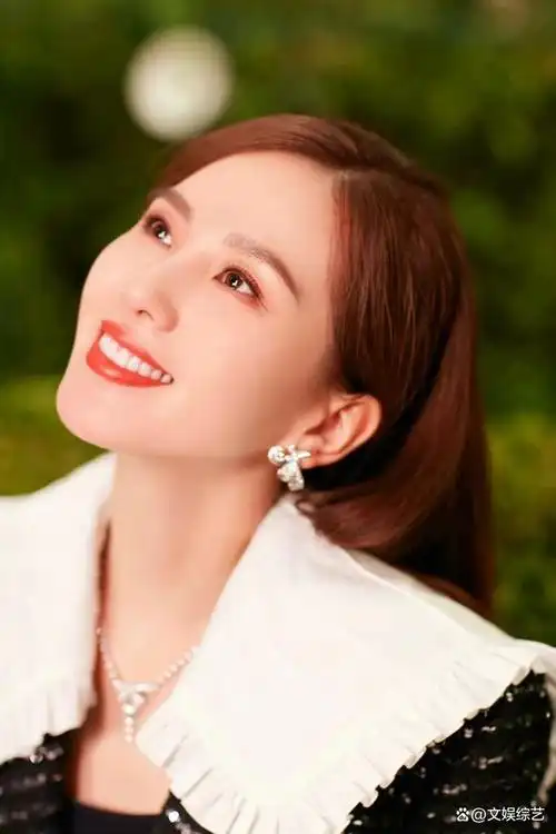 刘诗诗亮相巴黎时装周,黑色亮片短裙优雅迷人,冷艳高贵令人惊艳