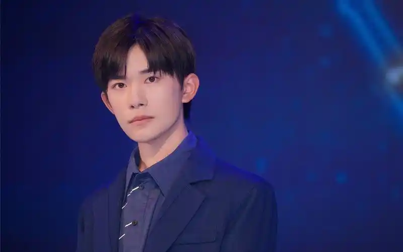 易烊千玺沉稳帅气图片桌面壁纸