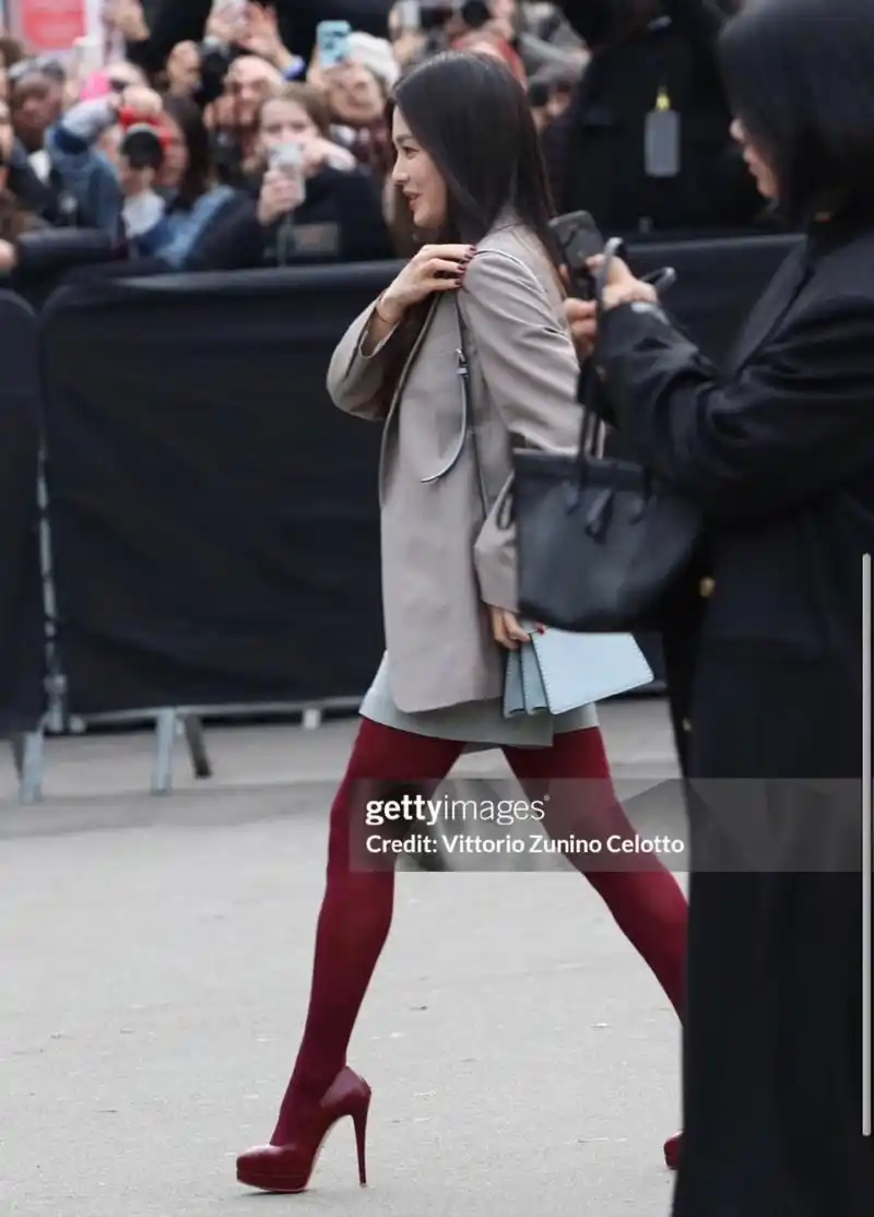 这红丝袜搭配红色高跟鞋,不是任何人都能驾驭的啊!