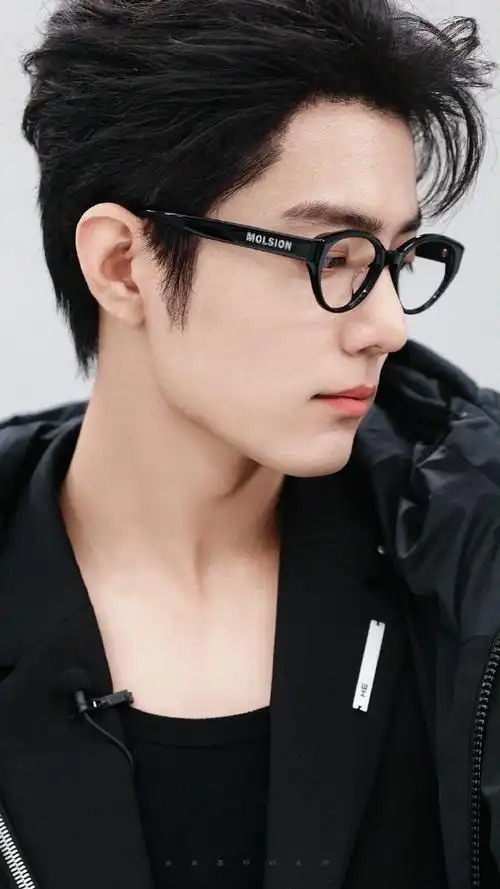 肖战#肖战,戴眼镜最好看的男人  眼镜鲨我,性感又迷人太苏啦
