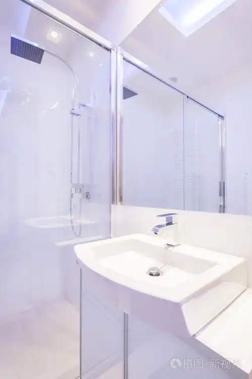 宽敞的淋浴浴室