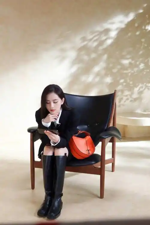 刘诗诗工作下午茶随拍释出 休闲随性气质清新优雅_时光_衬衫_工作
