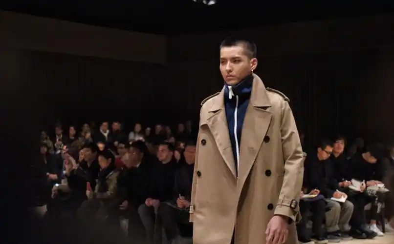 伦敦时装周吴亦凡帅气走秀