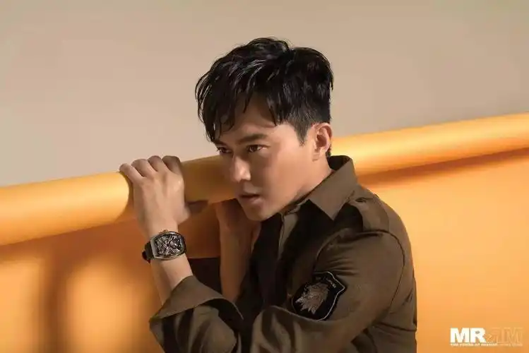 「宠妻狂魔」张智霖在拍摄中的造型也毫不逊色军装衬衫和大衣外套都