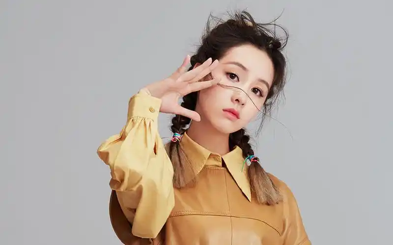 陈都灵时尚鬼马写真桌面壁纸