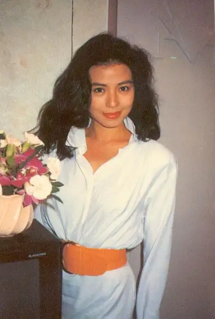 日出生于中国香港,祖籍广东省博罗县石湾镇西埔村,中国香港电影女演员