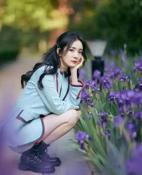 杨幂亮相五四青年晚会,蓝色西装配连衣裙,32岁少女感依旧不减