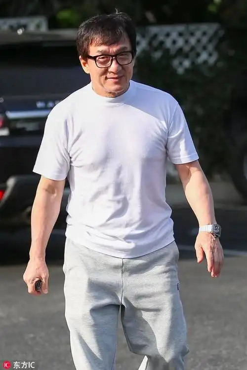 李连杰近照好心酸,机场遭虹桥一姐围堵