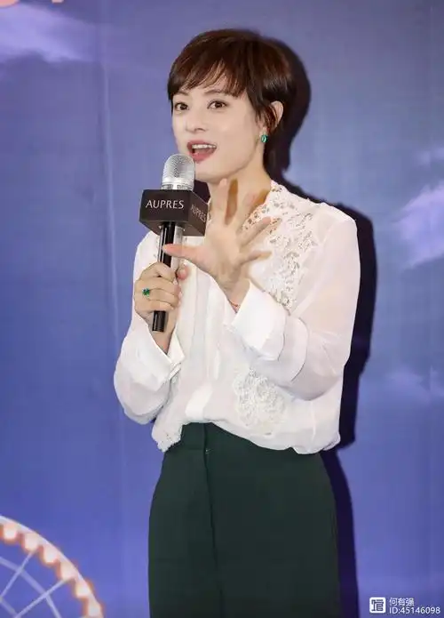 孙俪一点不像37岁,身材白色蕾丝上衣搭配绿色阔腿裤,时髦又减龄