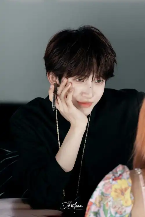 再狭小的树缝也会被月亮拥抱93    刘宇@刘宇yu