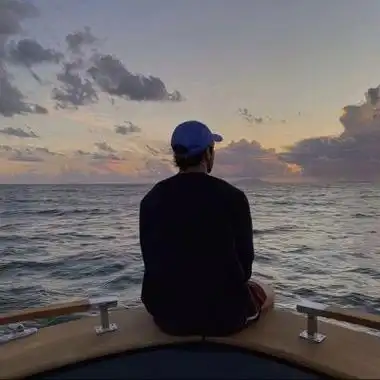 干净好看的优质背影帅气男头(男生干净头像帅背影) - 头像图片网