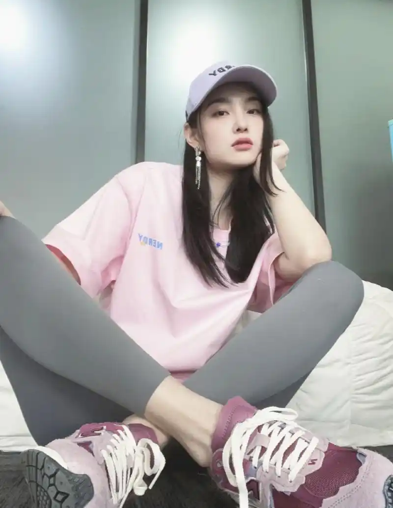 青年演员王可如瑜伽裤配粉色t恤衫随拍美照!
