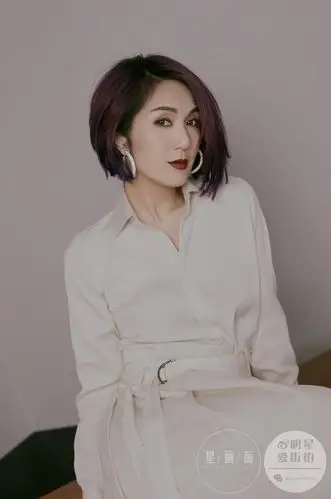 杨千嬅最新时尚大片曝光标志性紫发笑容明媚超迷人