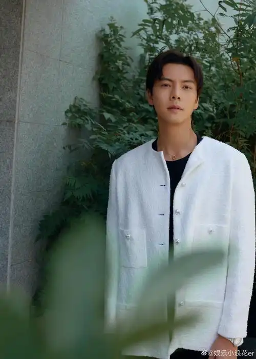 怼脸大片帅气满分,请#陈伟霆把香奈儿焊身上#!