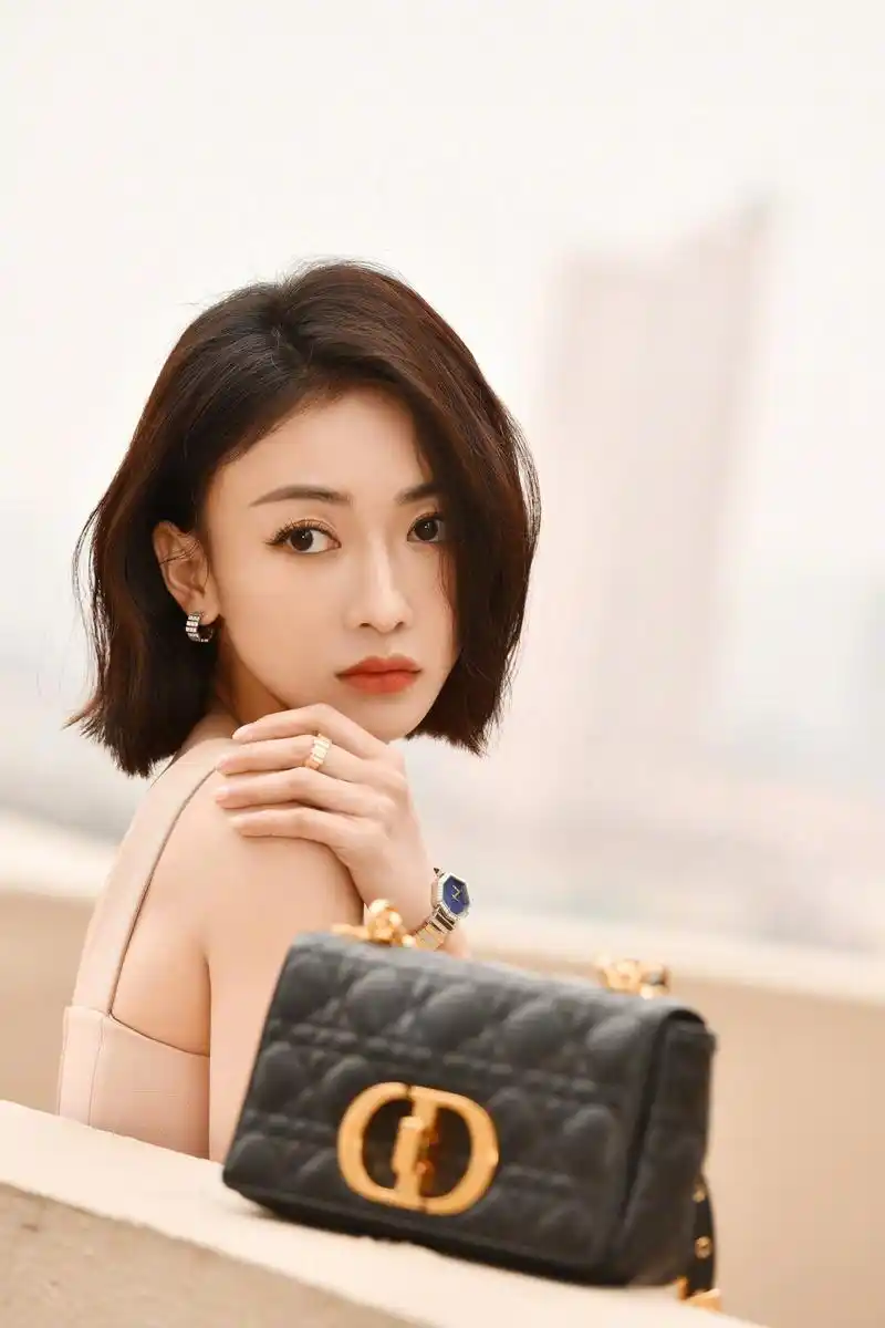 吴谨言出席品牌活动,短发干练,优雅动人