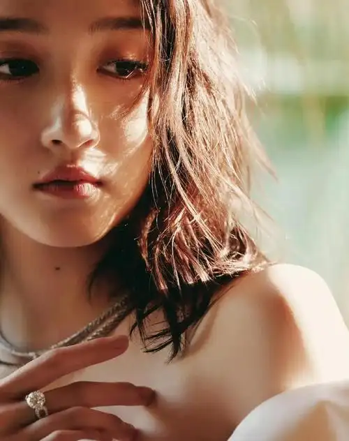 关晓彤穿白色一字肩高定礼服外翘短发娇俏可爱笔直大长腿太迷人