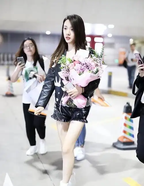 "流星雨"的牛仔短裤搭配黑色皮衣,王晓晨走出最大气的步伐