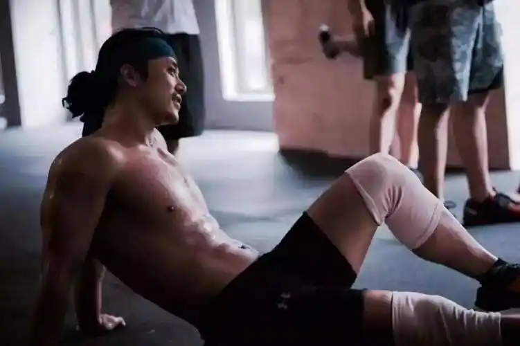 然而,谢黎明很快就甩掉了30斤赘肉;练回8块腹肌,也仅仅用了3个月.