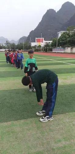 四(2)班 我们的大课间:跳山羊