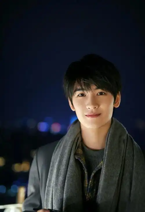 张起灵的扮演者黄俊捷于1998年出生,北电在读,和吴磊是上下铺的室友.