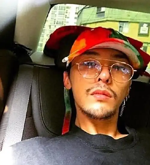 权志龙退伍后晒照总是戴帽子,本以为是新时尚,摘下帽子那刻:懂了