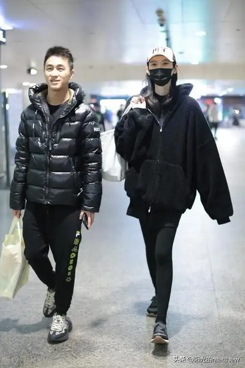 奚梦瑶和老公何猷君现身上海机场