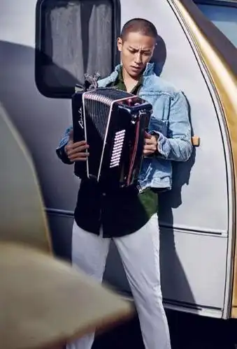 秦俊杰写真图片光头造型别样帅气56