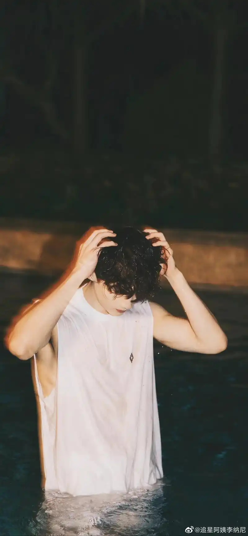 白敬亭壁纸 |泳池 腹肌 白色背心.#白敬亭 #挑一张壁纸换 - 抖音